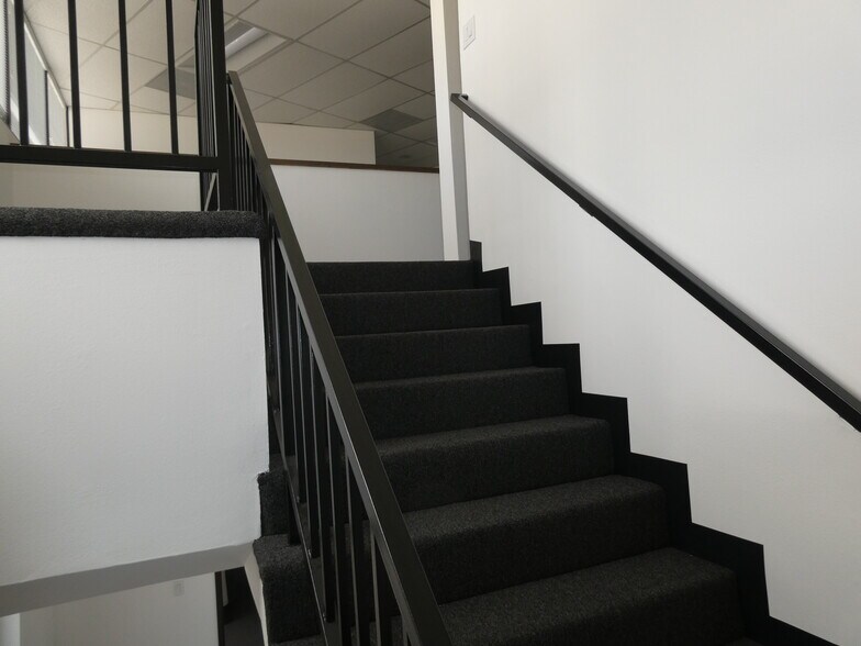 More Photos Of 3500 N San Fernando Blvd, Burbank Flex For Lease