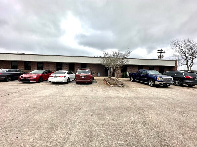 More Photos Of 1216 N Velasco St, Angleton Office For Lease