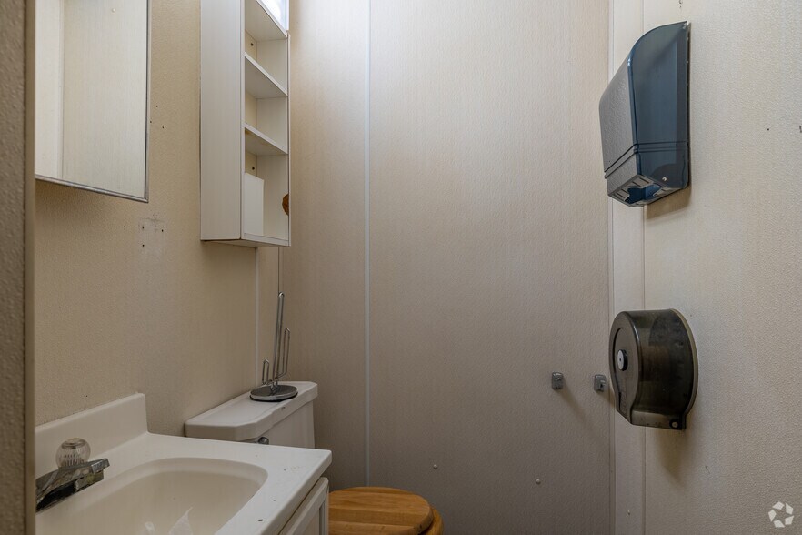 More Photos Of 1045 Eagon St, Barberton Manufacturing For Sale