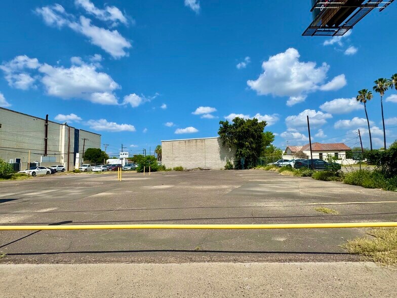 More Photos Of 617 Houston St, Laredo Land For Lease