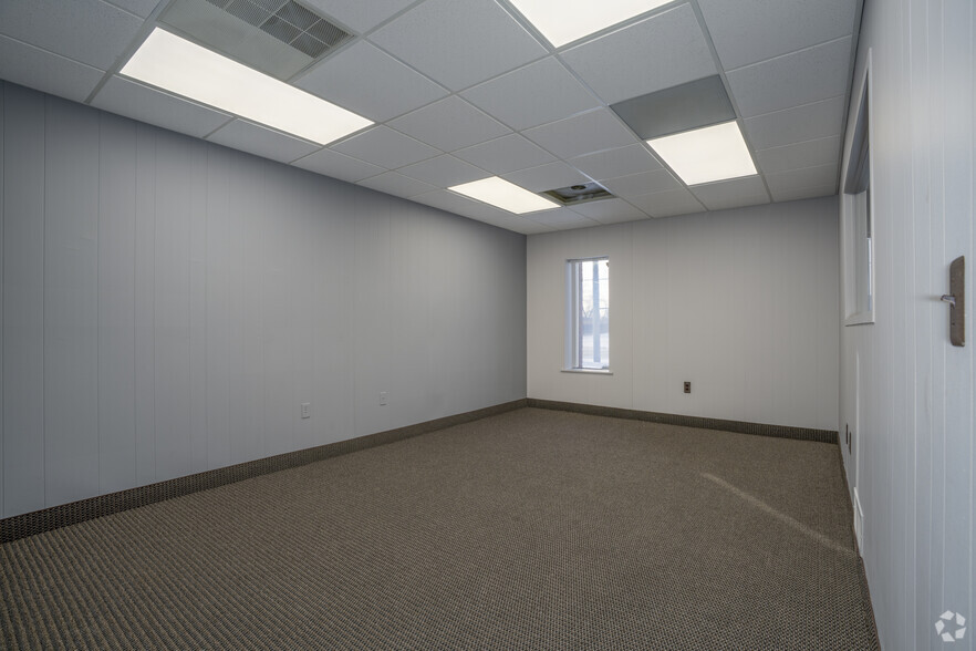 More Photos Of 16129 Common Rd, Roseville Warehouse For Lease