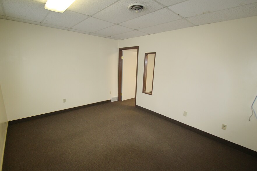 More Photos Of 15110 Foltz Industrial Pky, Strongsville Manufacturing For Lease