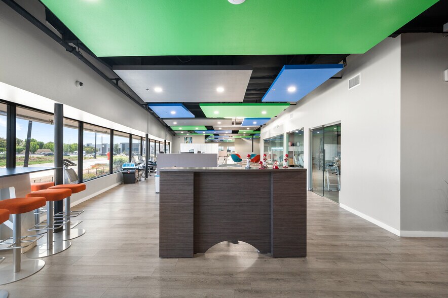 More Photos Of 800 E Dyer Rd, Santa Ana Showroom For Sale