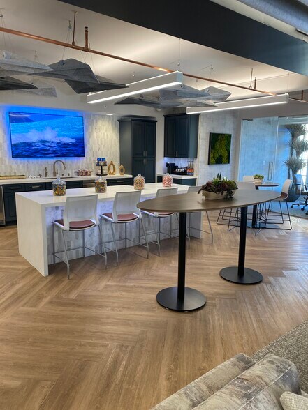 More Photos Of 521-527 W 7th St, Los Angeles Coworking Space