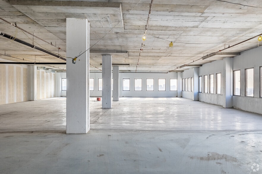 More Photos Of 555 Rue Chabanel O, Montréal Office For Sale