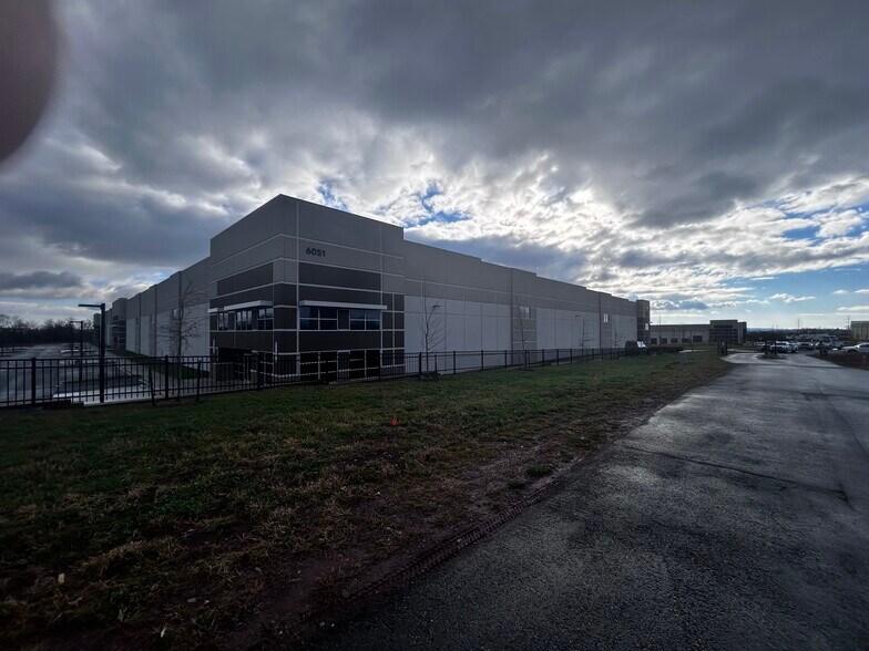 More Photos Of 6008 Fair Oaks Dr, Frederick Showroom For Lease
