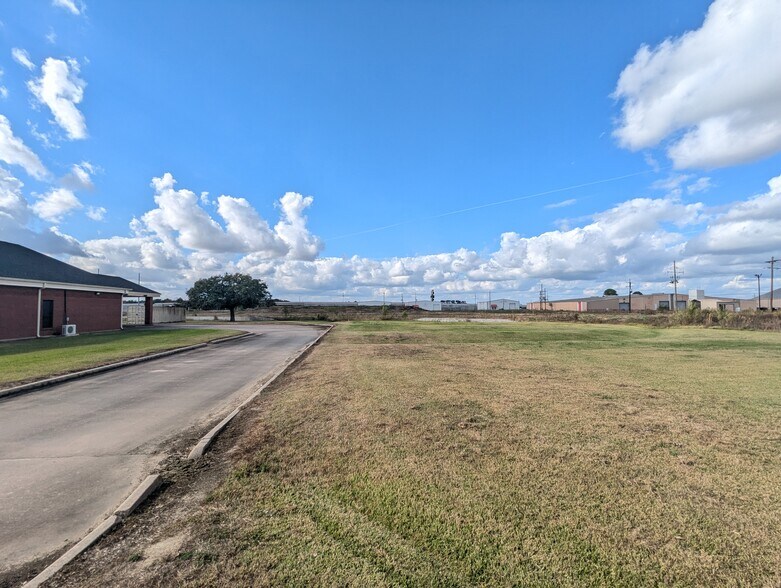 More Photos Of 8109 Smith Rd, Beaumont Office For Sale