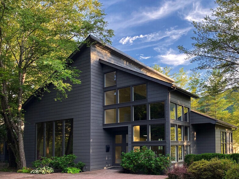 Primary Photo Of 70 Sapphire Valley Rd, Sapphire Apartments For Lease