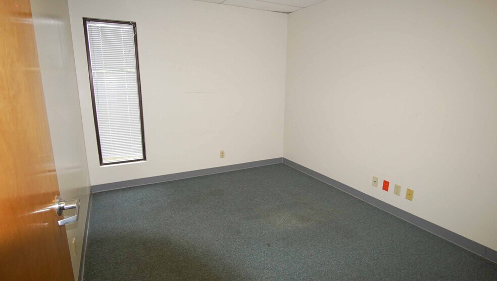 More Photos Of 1800 S Washington St, Beeville Office For Sale
