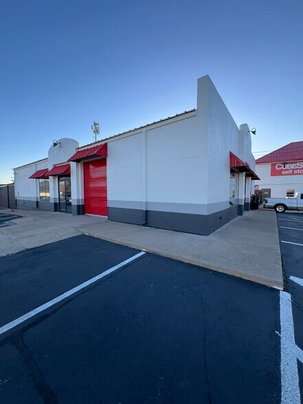 More Photos Of 2924 W Division St, Arlington Unknown For Lease