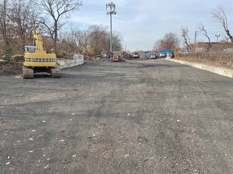 More Photos Of 82 Cantiague Rock Rd, Westbury Land For Lease