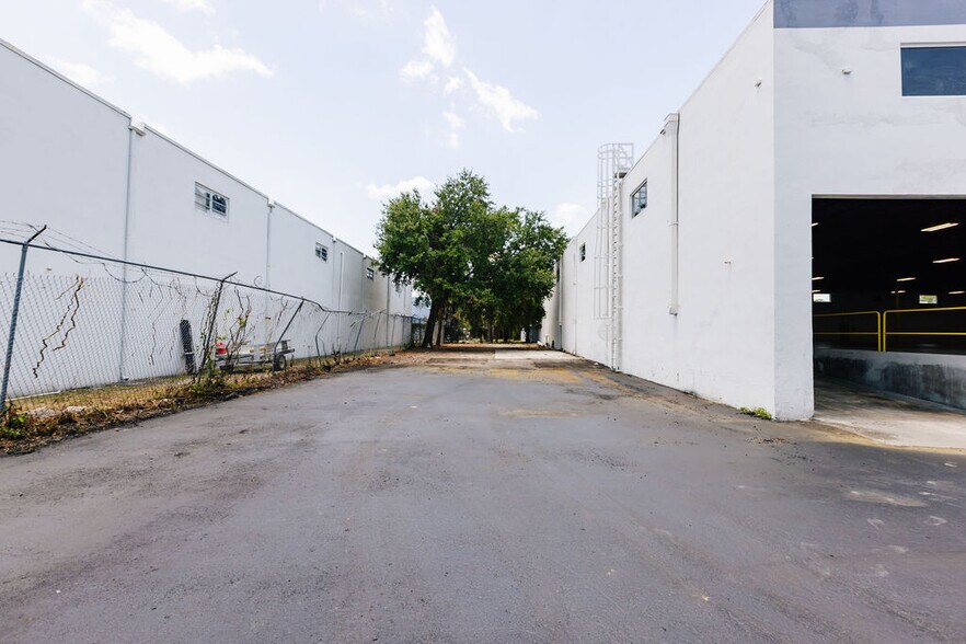 More Photos Of 5280 NW 165th St, Hialeah Warehouse For Lease