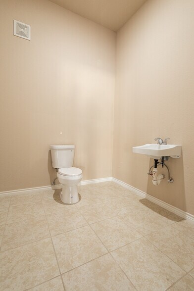 More Photos Of 13644 David Dr, El Paso Showroom For Lease