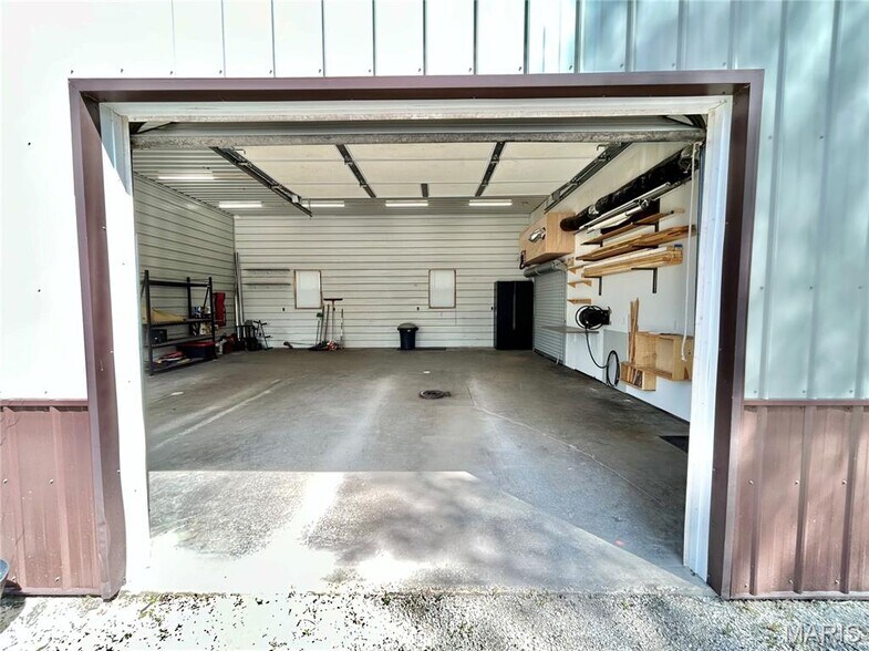 More Photos Of 306 E Franklin St, Salem Flex For Sale