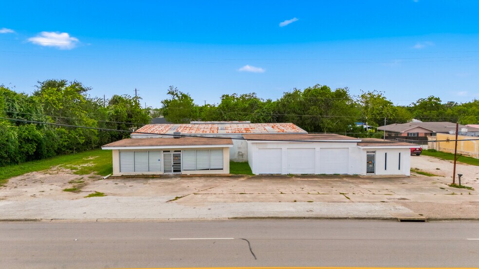 More Photos Of 4107 Port Lavaca Dr, Victoria Showroom For Sale