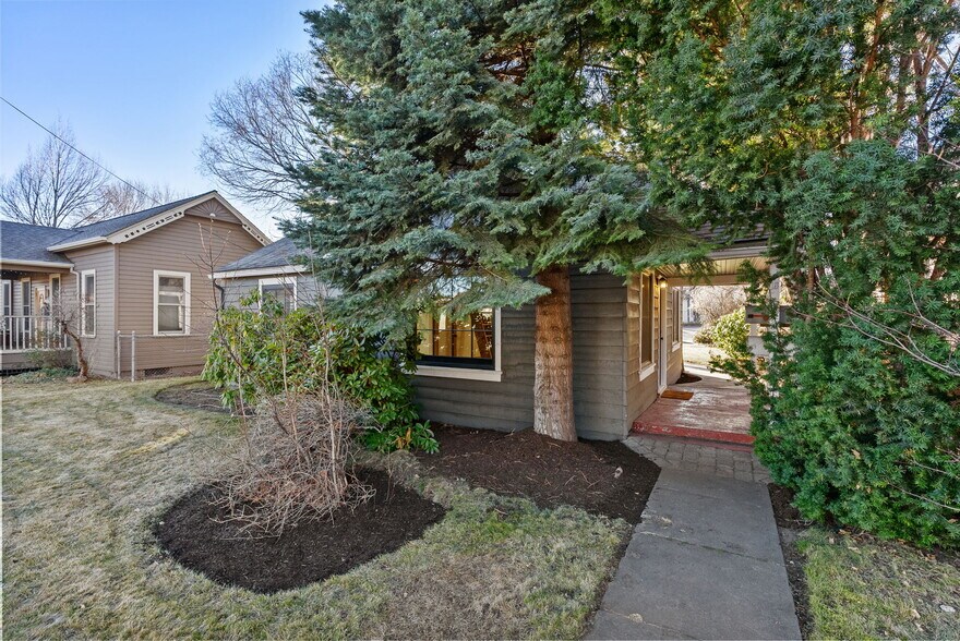 More Photos Of 15 NW Franklin Ave, Bend Office For Sale