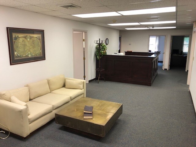 More Photos Of 100 Bradley Rd, Woodbridge Office For Sale