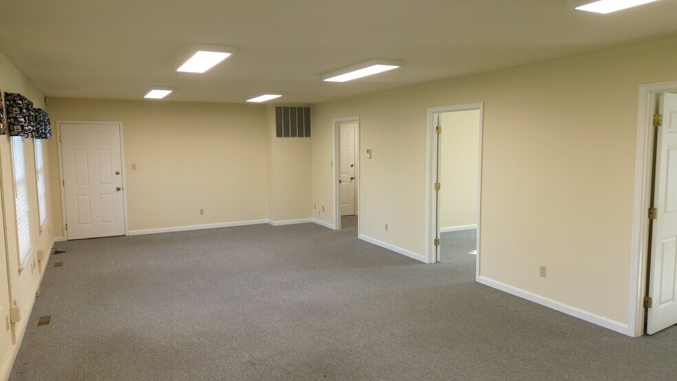More Photos Of 21585 Three Notch Rd, Lexington Park Office For Lease