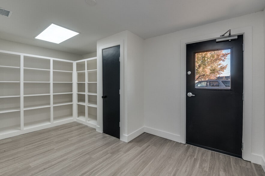 More Photos Of 6550 Lemmon Ave, Dallas Storefront Retail Office For Lease