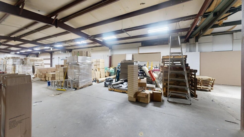 More Photos Of 908 SE 21st St, Bentonville Showroom For Lease