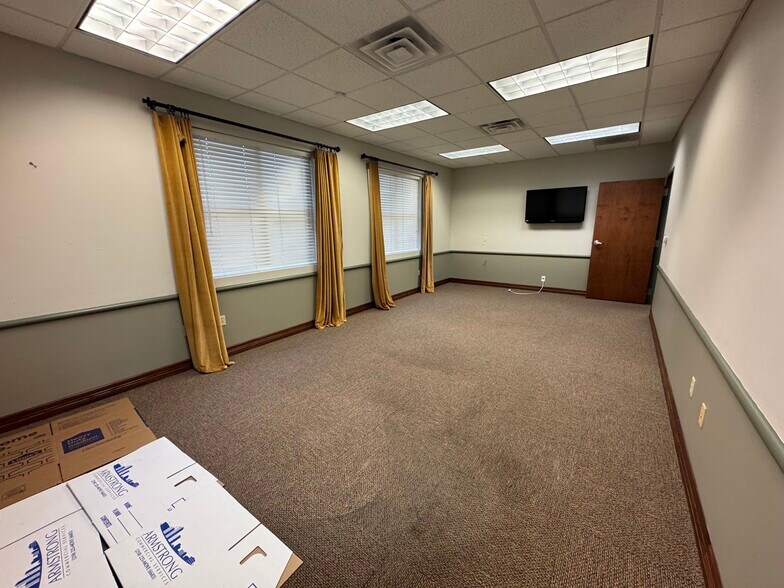 More Photos Of 306 W Sunset Rd, San Antonio Office For Lease
