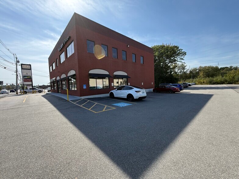 More Photos Of 352 S Broadway, Salem Storefront Retail Office For Lease