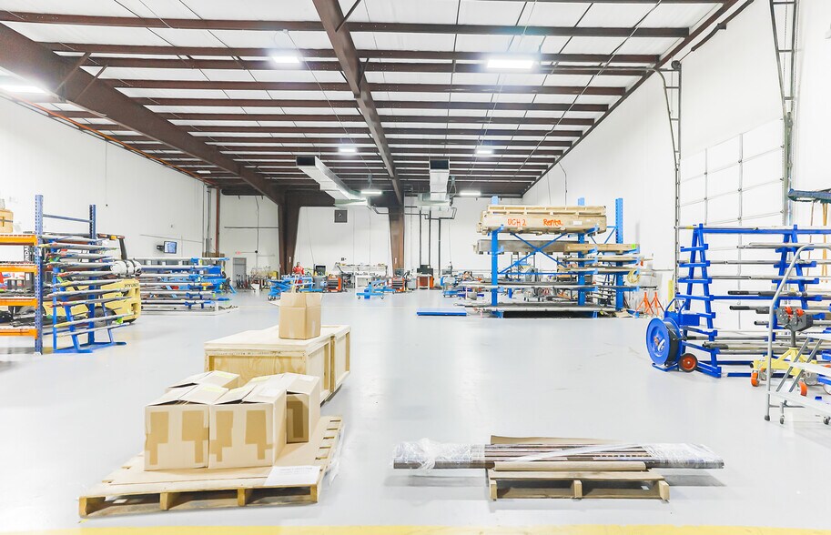More Photos Of 9933 Regal Row, Houston Warehouse For Lease