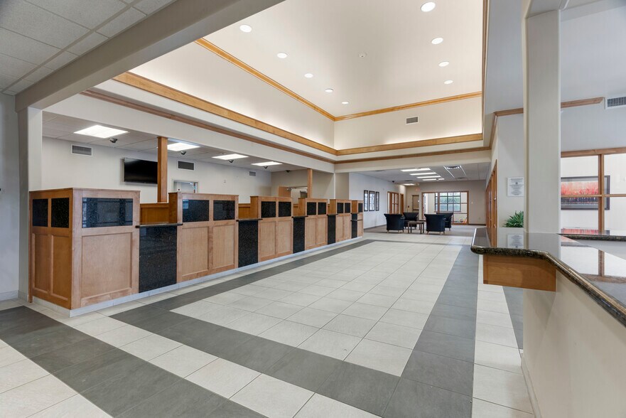 More Photos Of 7447 Riverside Pky, Tulsa Bank For Lease