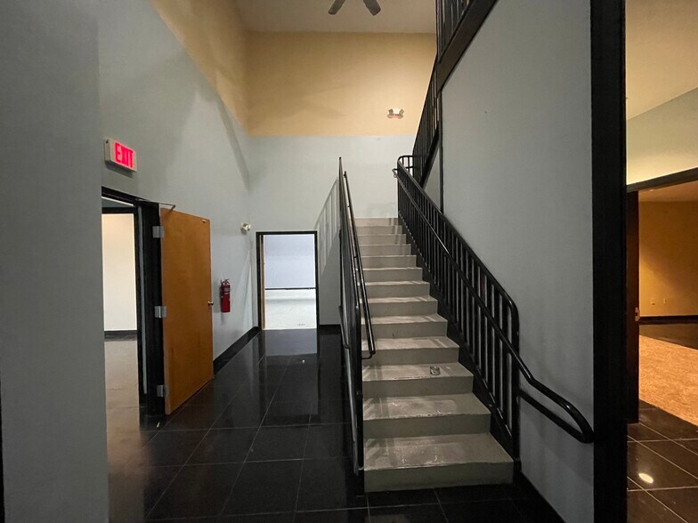 More Photos Of 1700 35th St, Orlando Warehouse For Lease