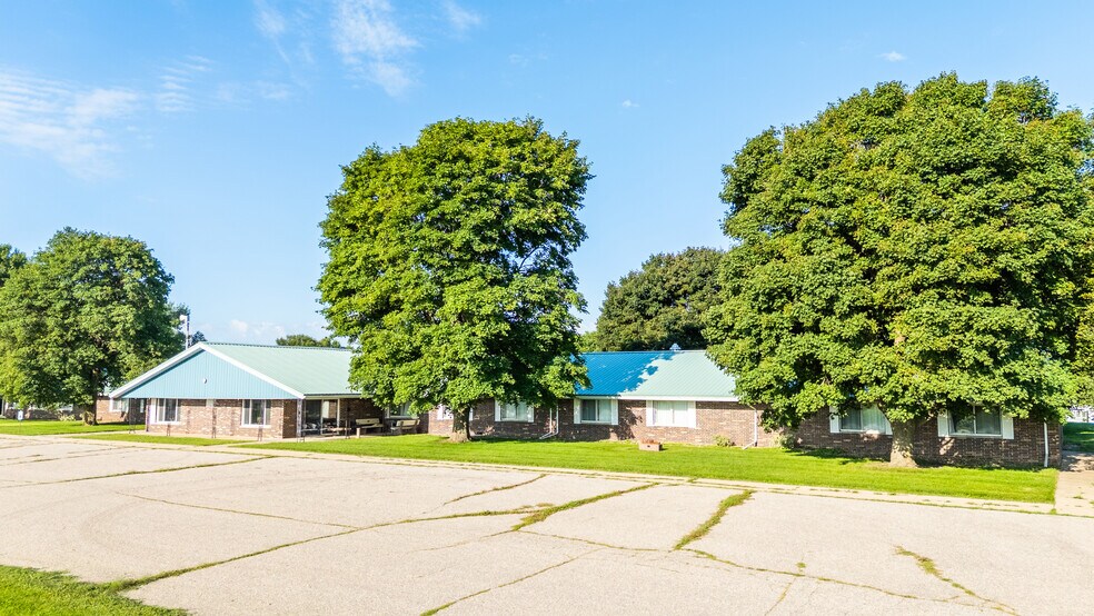 More Photos Of 1304 S Market St, Lake Park Rehabilitation Center For Sale