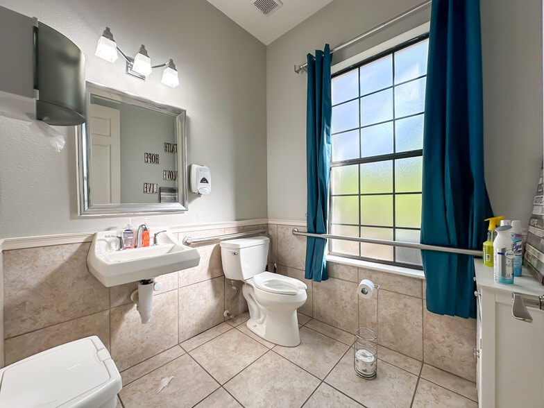 More Photos Of 180 Fitzgerald Rd, Lakeland Office For Sale