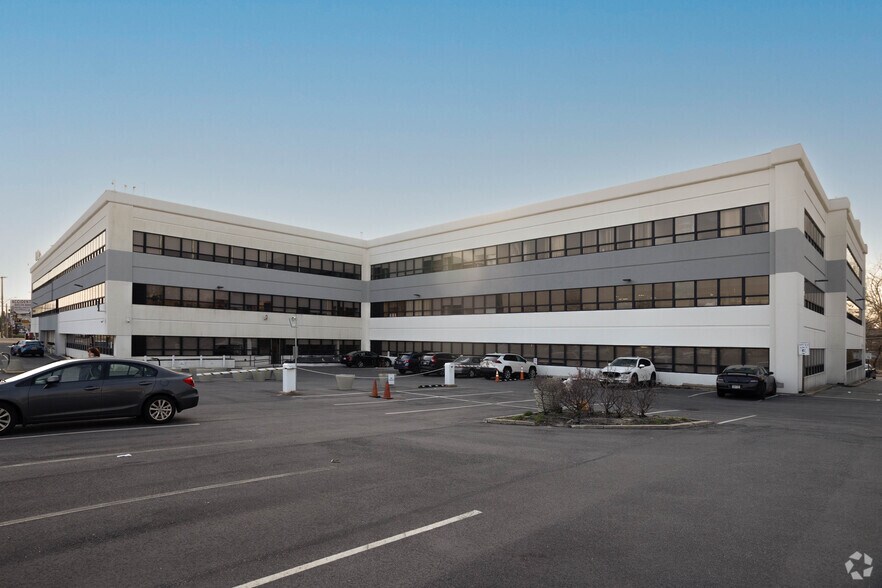 More Photos Of 1 Cross Island Plz, Jamaica Office For Lease
