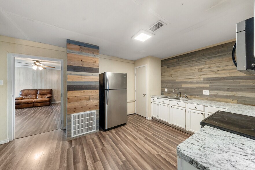 More Photos Of 1425 State Highway 75 N, Huntsville Office For Lease