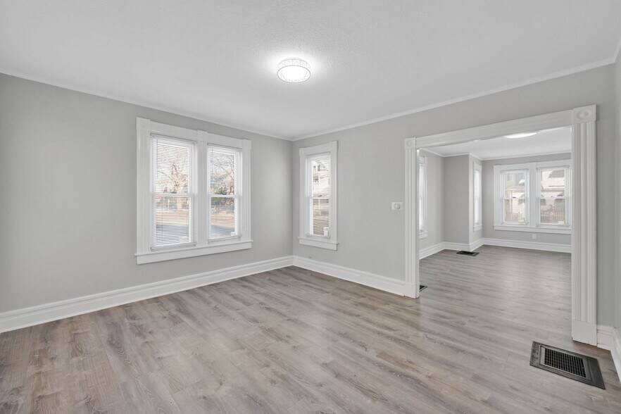More Photos Of 142 Dickinson St, Springfield Flex For Sale