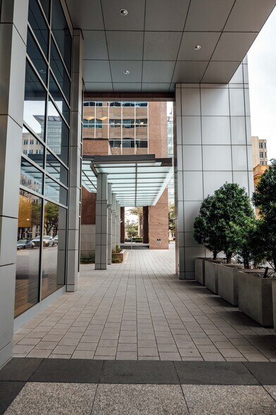 More Photos Of 400 Convention St, Baton Rouge Office For Lease