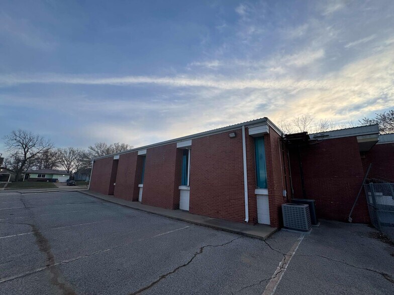 More Photos Of 1810 E Broadway Ave, Enid Flex For Sale