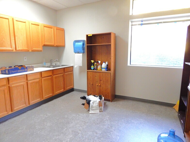More Photos Of 2020-2040 NW Newcastle St, Roseburg Office For Lease