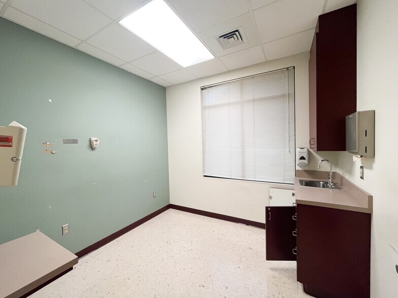 More Photos Of 820 S Illinois Ave, Republic Medical For Lease