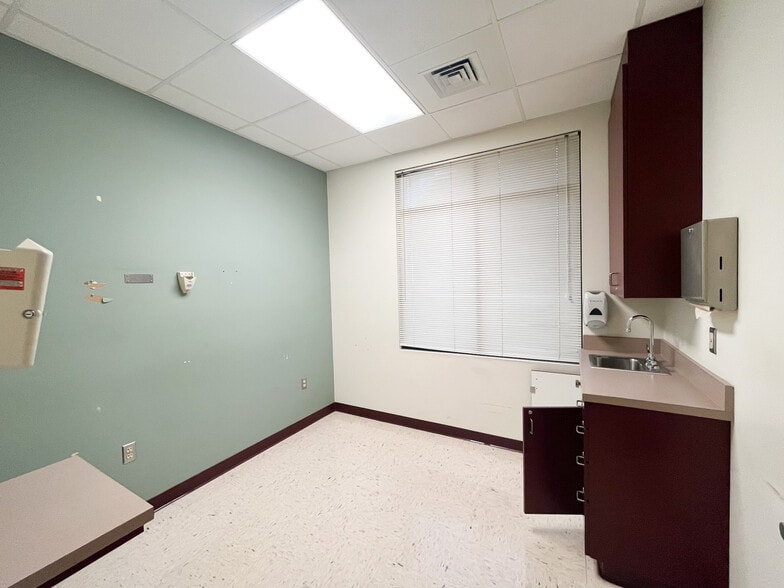 More Photos Of 820 S Illinois Ave, Republic Medical For Sale