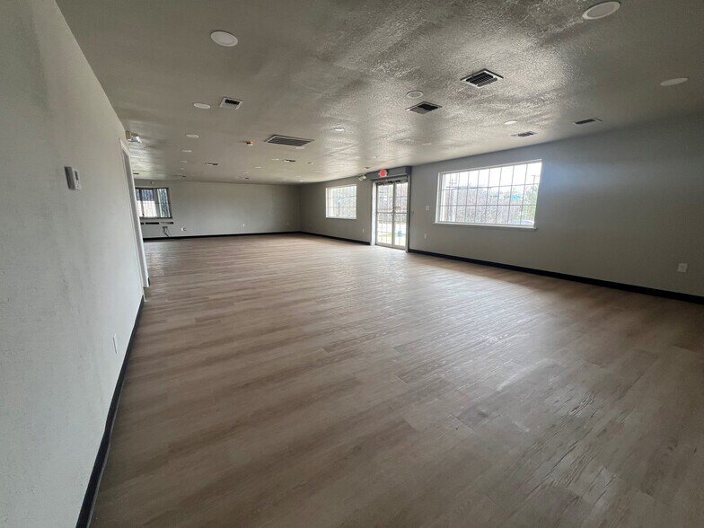 More Photos Of 1702 Santa Fe Dr, Weatherford Flex For Lease