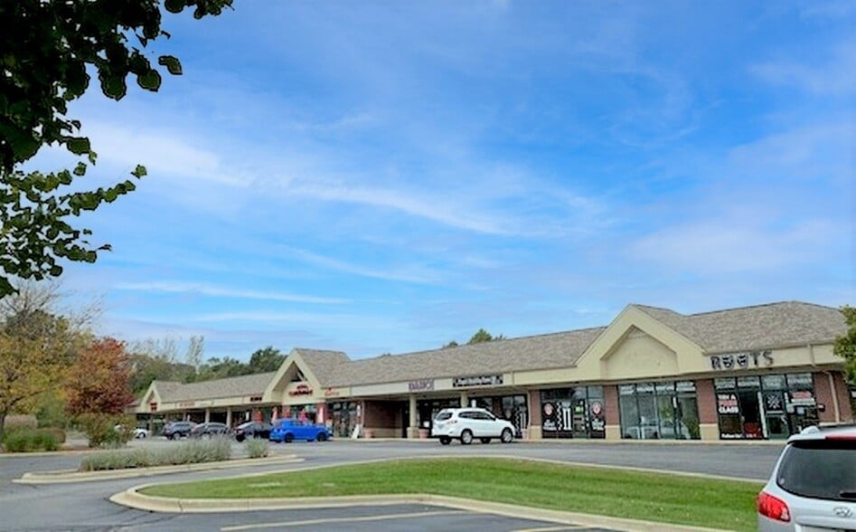 Primary Photo Of 626-654 E State Rd, Island Lake Storefront Retail Office For Lease