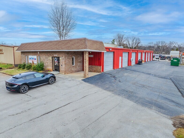 Primary Photo Of 2828 Jordan Ln NW, Huntsville Auto Repair For Sale