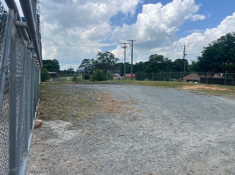 More Photos Of 240 Corporate Dr, Sibley Distribution For Sale
