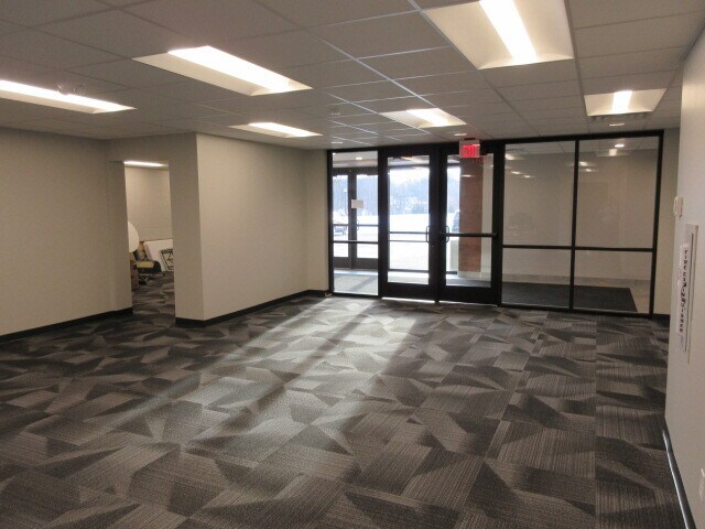 More Photos Of 200 Creek Ln N, Jordan Bank For Lease