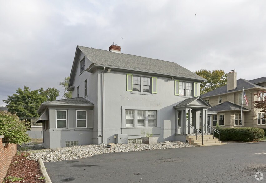 More Photos Of 887 E Maple Rd, Birmingham Office For Lease