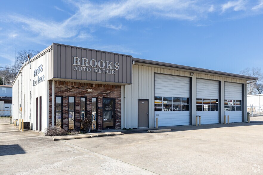 Primary Photo Of 700 N 1st St, Pulaski Auto Repair For Sale