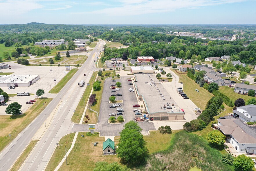 More Photos Of 1024-1060 E Commerce Blvd, Slinger Unknown For Lease