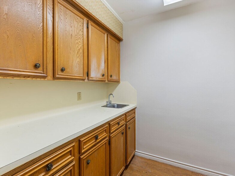 More Photos Of 602 S John Redditt Dr, Lufkin Office For Lease