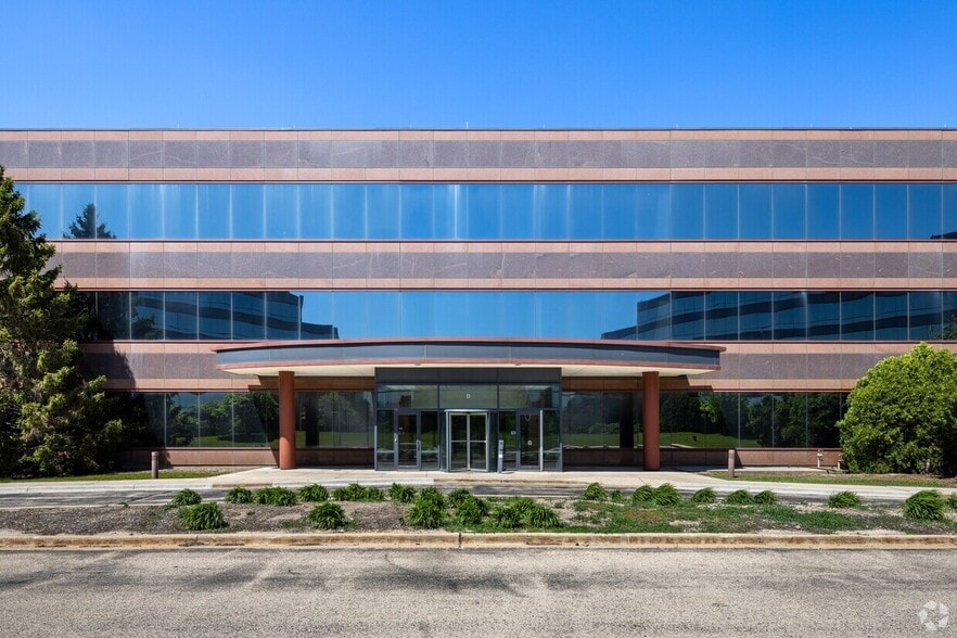 More Photos Of 4 Overlook Pt, Lincolnshire Office For Lease