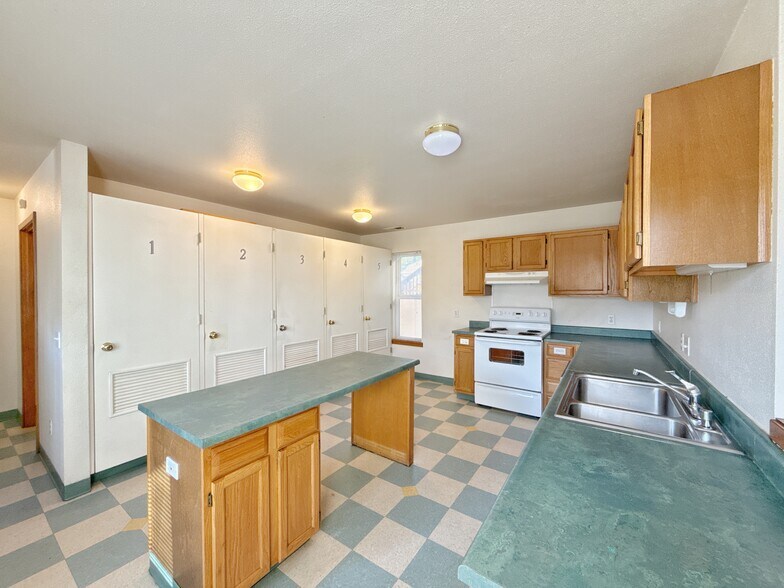 More Photos Of 217 NE 192nd Ave, Portland Flex For Sale